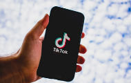 Одлаже се забрана, Трамп дао благослов да Оракл купи Тик-Ток Одлаже се забрана, Трамп дао благослов да Оракл купи Тик-Ток